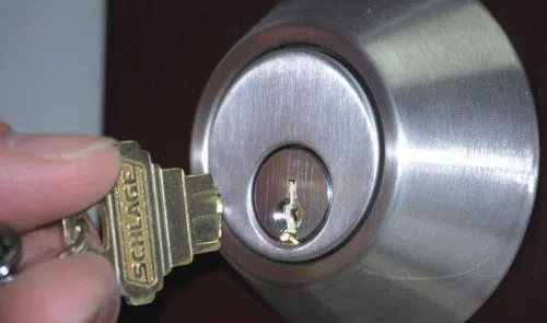 Royal Locksmith Store Hazel Crest, IL 708-298-0927 - key-broke-in-lock